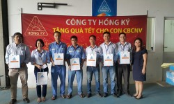 Công ty Hồng Ký tặng quà Tết cho con cán bộ công nhân viên