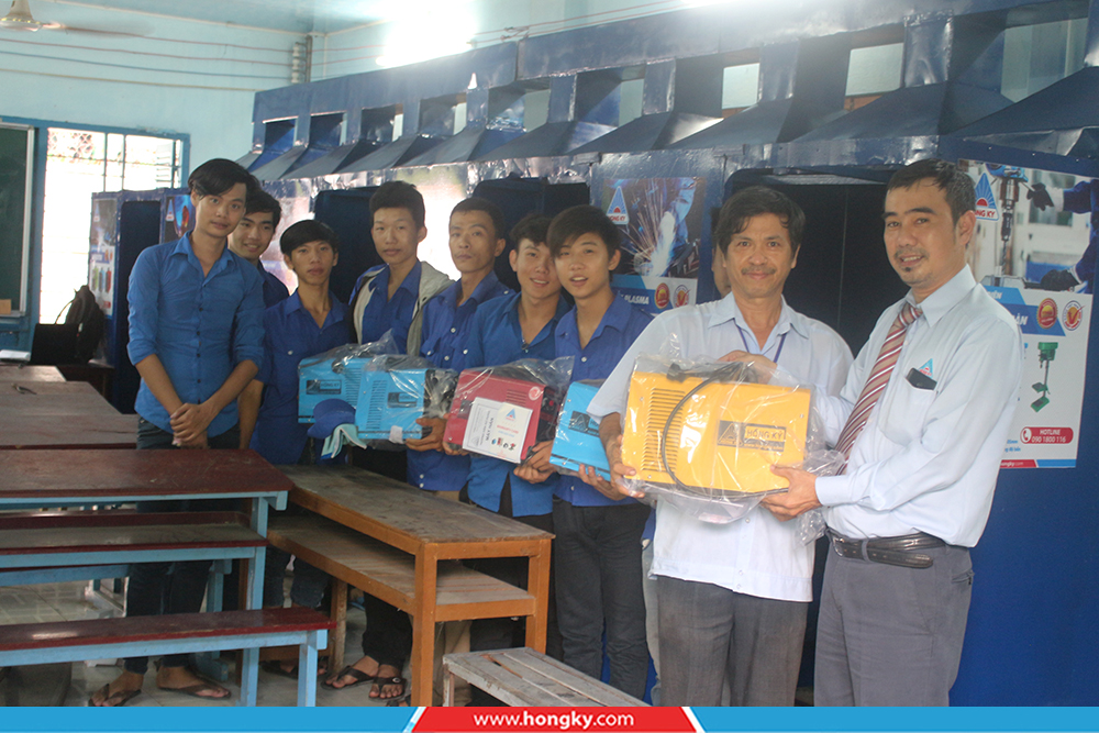 Trường Cao đẳng Nghề Đồng Tháp đón đại diện công ty Cơ khí Hồng Ký về thăm và trao tài trợ