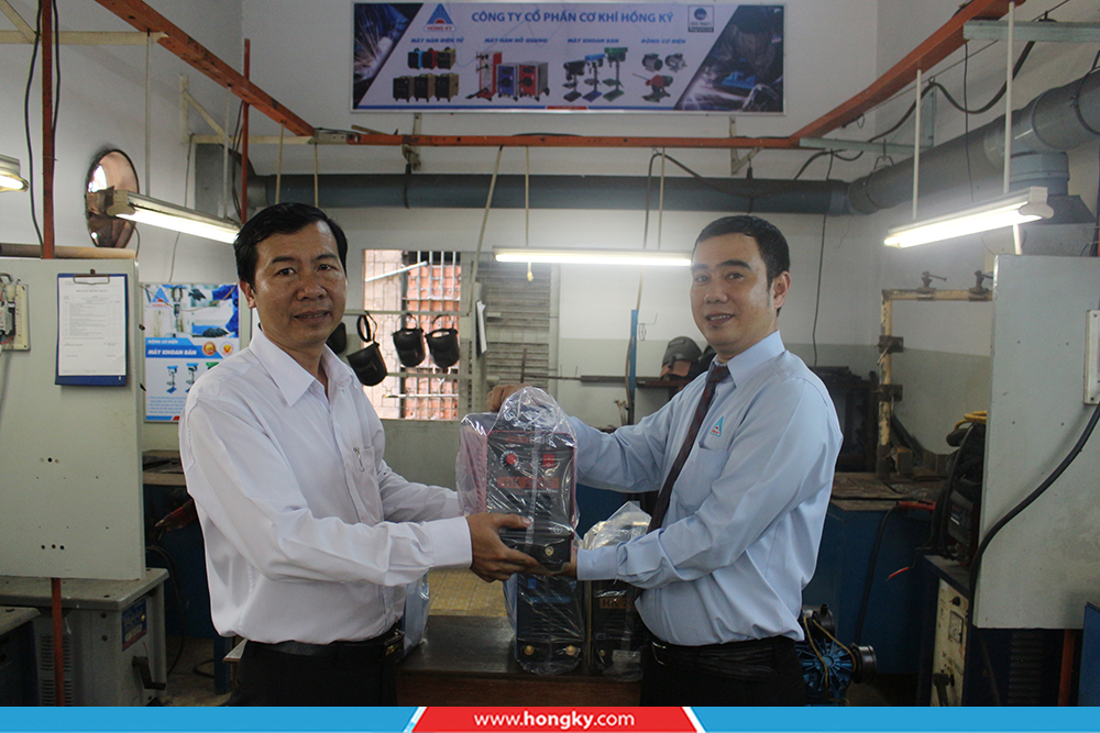 Đại diện công ty Cơ khí Hồng Ký đến thăm và trao tài trợ máy hàn điện tử cho trường Trung cấp Nghề Kỹ thuật Công nghệ Hùng Vương