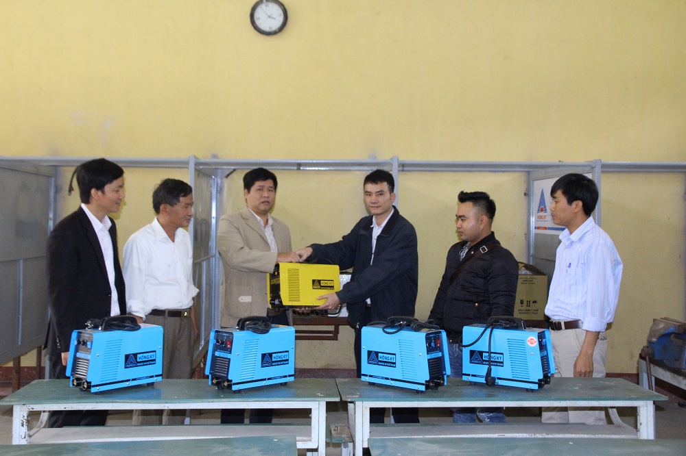Thêm 5 máy hàn Hồng Ký được trao tặng cho trường Cao đẳng Nghề Hòa Bình