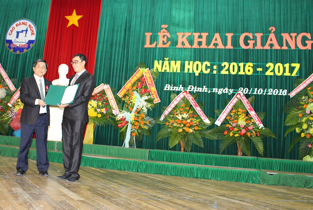 Hồng ký tài trợ máy hàn và buồng hàn cho trường Cao đẳng nghề Quy Nhơn