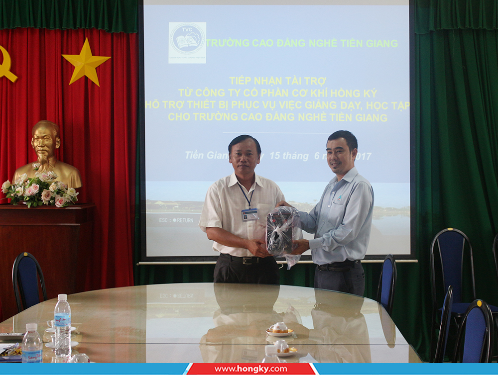 Thêm 5 máy hàn điện tử Hồng Ký về với thầy trò trường Cao đẳng Nghề Tiền Giang