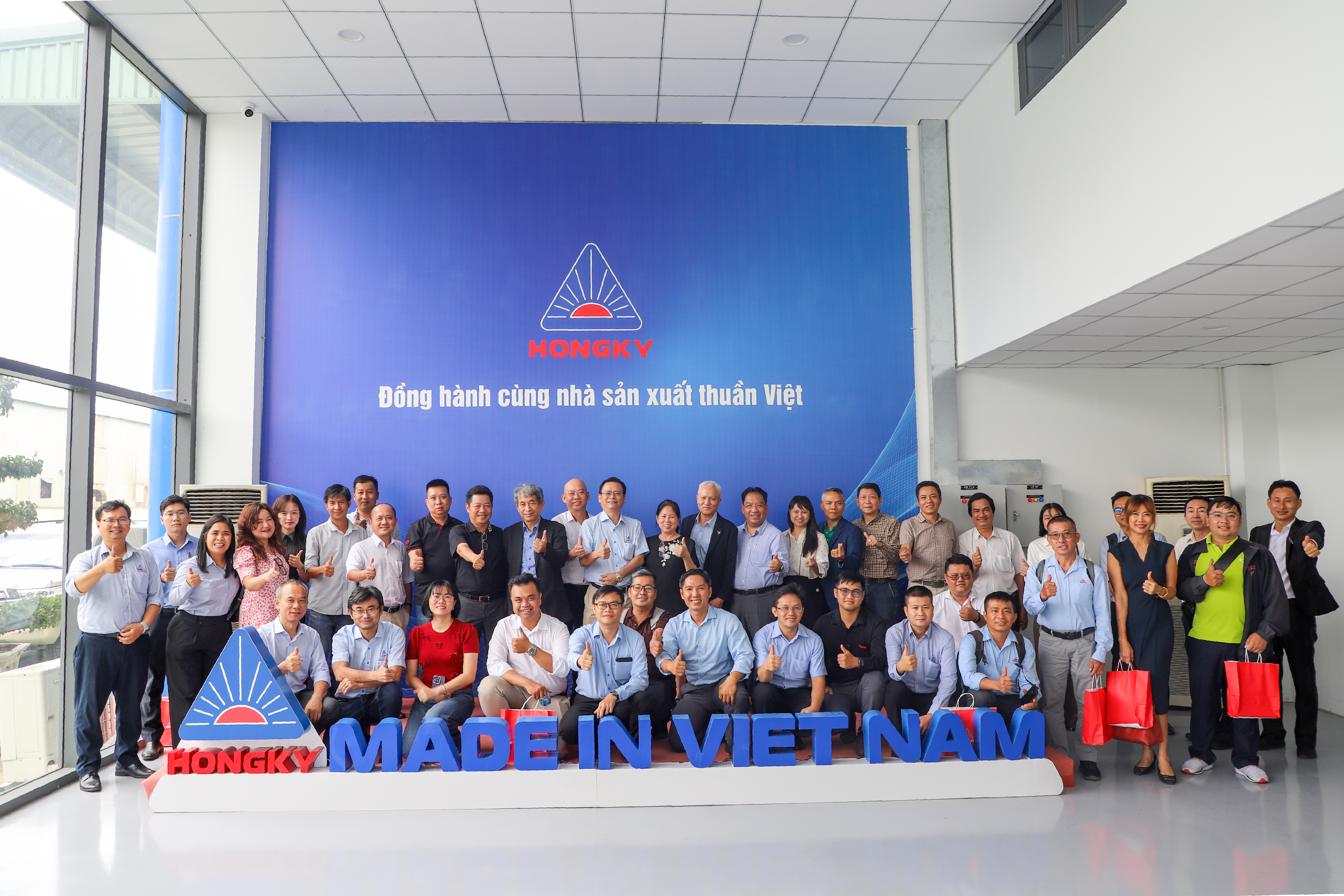 VAMI delegation visits Hong Ky factory